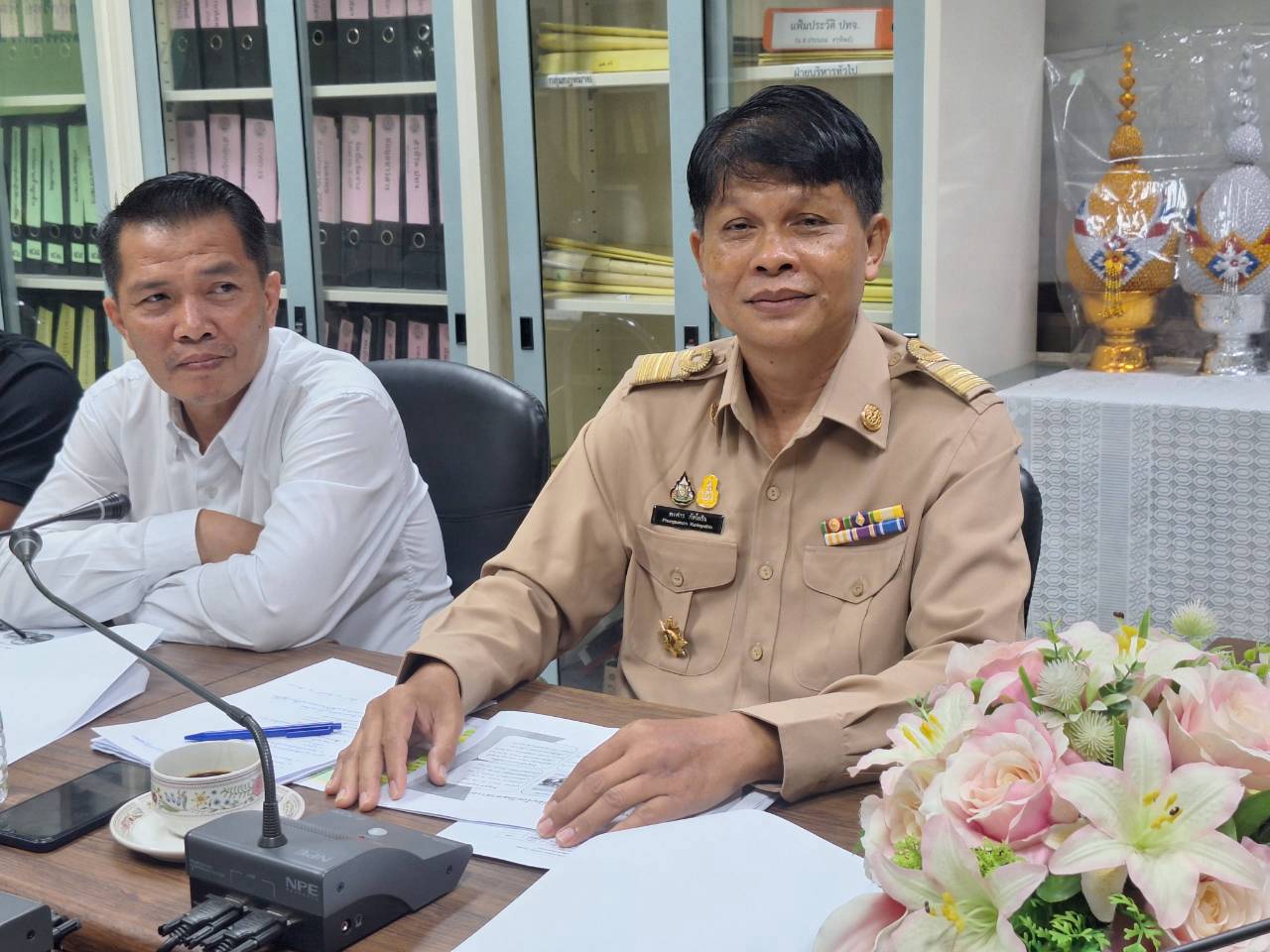 title - ผู้ตรวจราชการ ส.ป.ก. ลงพื้นที่จังหวัดมหาสารคาม ประชุมติดตามความก้าวหน้าผลการดำเนินงาน พร้อมตรวจเยี่ยมให้กำลังใจกลุ่มวิสาหกิจชุมชนผู้ปลูกสมุนไพร และกลุ่มวิสาหกิจชุมชนแปรรูปผลผลิตทางการเกษตร